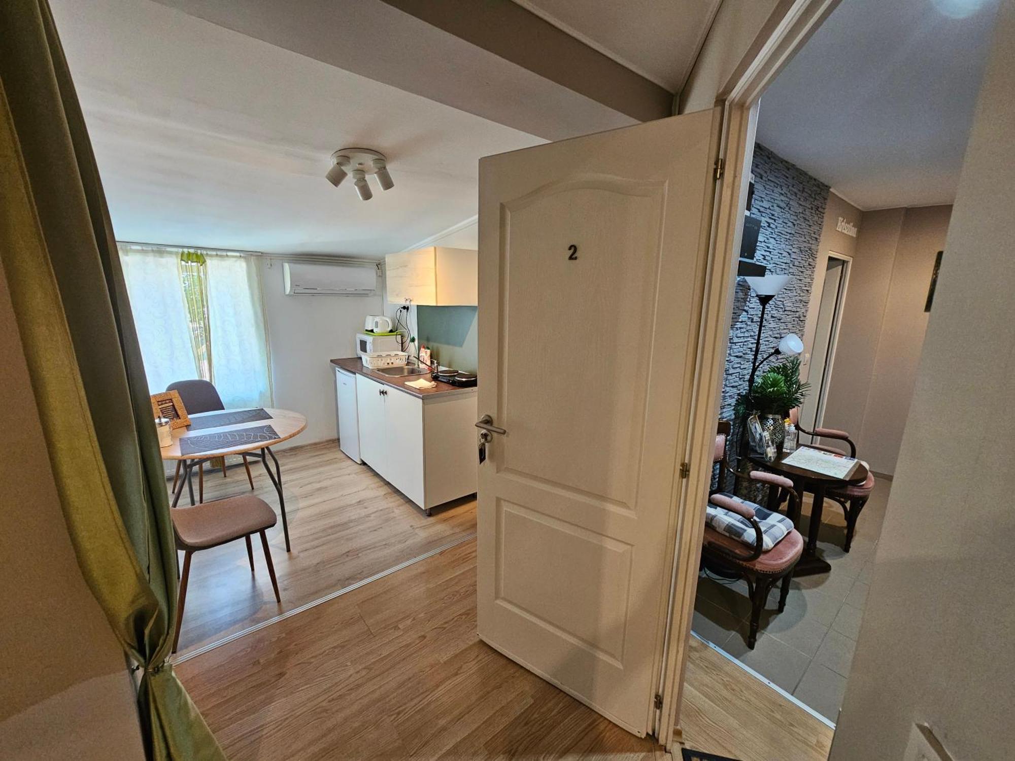 Hedi Vendeghaz Eger Apartment Exterior photo
