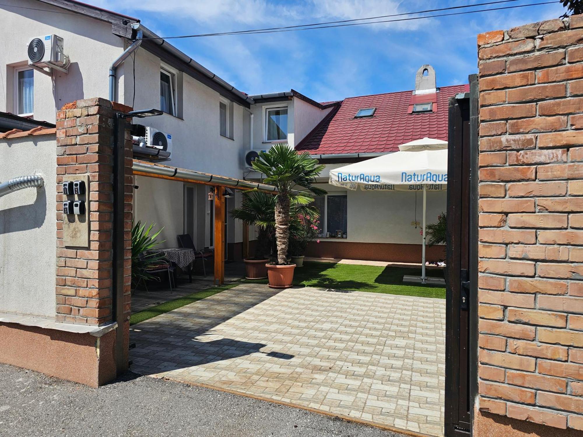 Hedi Vendeghaz Eger Apartment Exterior photo